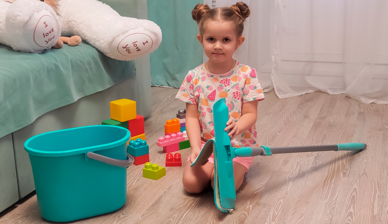 Как приучить ребенка к уборке и выбрать удобный инвентарь